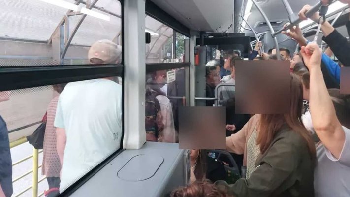 Un pedofil a agresat o copilă de 13 ani într-un mijloc de transport în comun