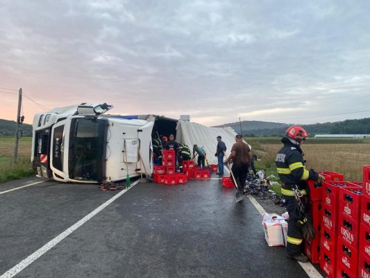 Trafic blocat pe o șosea din Botoșani după ce un camion încărcat cu bere s-a răsturnat 