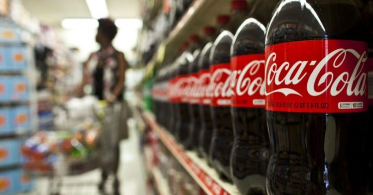 Un bărbat a fost arestat după ce a pus pe rafturile magazinelor sticle de Coca Cola amestecată cu urina sa