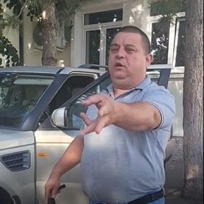 Scandal cât casa la ședința de Consiliu local Lumina. Un consilier a vrut să-i tragă o bucată unei „domnișoare simpatice...“. Video