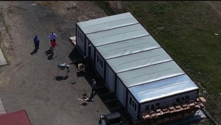 Sute de copii din Maramureş vor învăţa în containere modulare, întrucât şcolile nu au avize ISU şi DSP