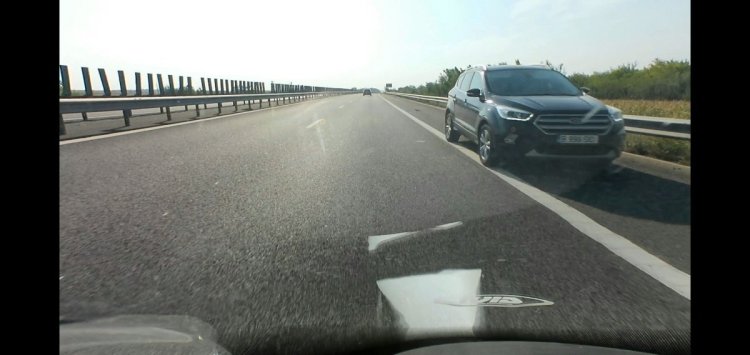 Mersul pe contrasens și  pe banda de urgență a devenit o obișnuință într-un sat fără câini. Video 