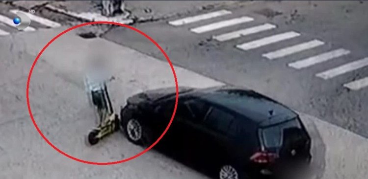 Un copil de 10 ani, aflat pe trotinetă, a fost spulberat de o mașină într-o intersecție! Video