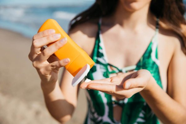 Sunt cu adevărat periculoase cremele solare sau radiațiile UV? Ce spun specialiștii