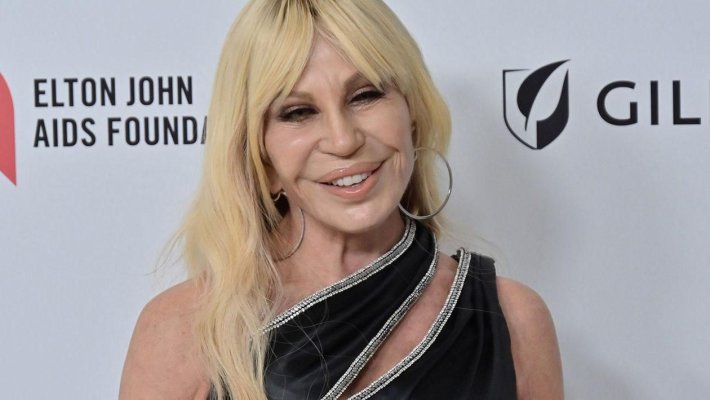 Donatella Versace, schimbare de look. Cum a apărut designerul de modă în mediul online
