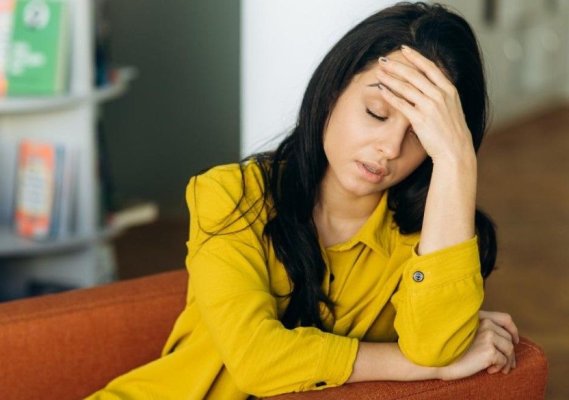 Durerile de cap de la birou, mai mult decât oboseală: Emoția ascunsă din spatele migrenelor la locul de muncă