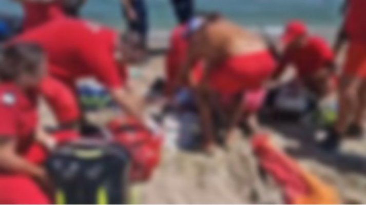 Inconștiență sau sinucidere? Un bărbat a murit înecat după ce a intrat cu un rucsac plin cu nisip în mare, la Eforie Sud! Video