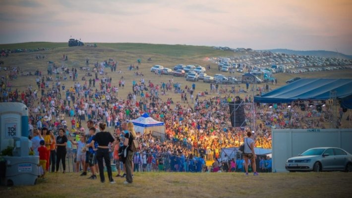 Peste 50.000 de oameni au luat cu asalt Festivalul Enisala din Tulcea