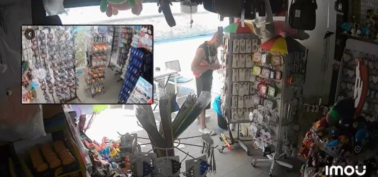 Îl cunoașteți? A furat cu nonșalanță mai multe suveniruri, dintr-un magazin de pe faleza din Mangalia. Video
