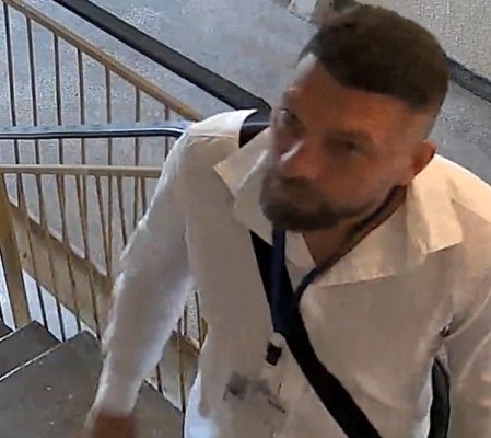 Un hoț care se dă bun samaritean bate din ușă în ușă, în căutare de noi victime pe care să le jefuiască. Video