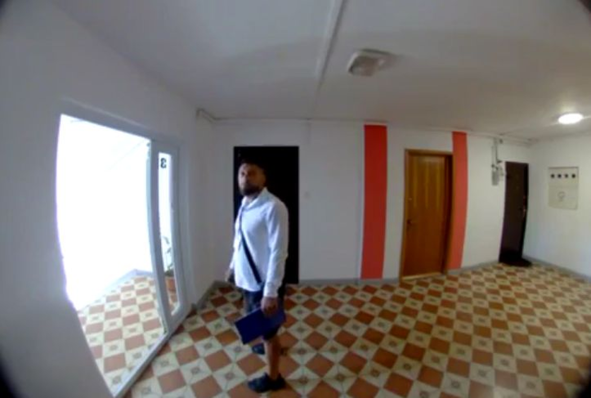 Un hot care se da bun samaritean bate din usa in usa, in cautare de noi victime pe care sa le jefuiasca. Video Un hot care se da bun samaritean bate din usa in usa, in cautare de noi victime pe care sa le jefuiasca. Video