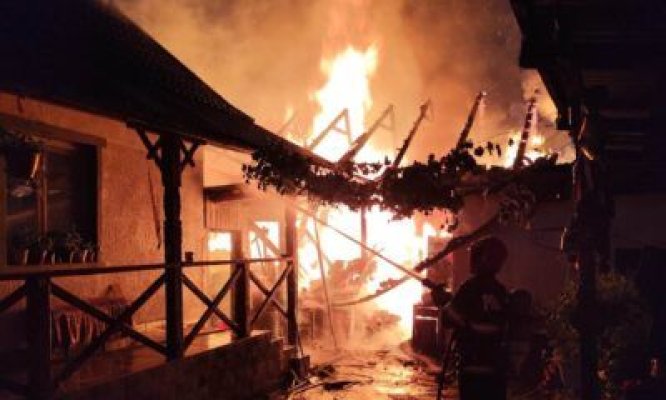 Incendiu în hala cu muniție de la Fabrica de arme Cugir: s-a emis RO ALERT, s-au produs explozii! Video