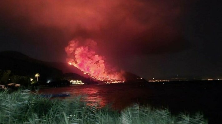 Insula Thasos, mistuită de incendii: Flăcările au izbucnit lângă plajă