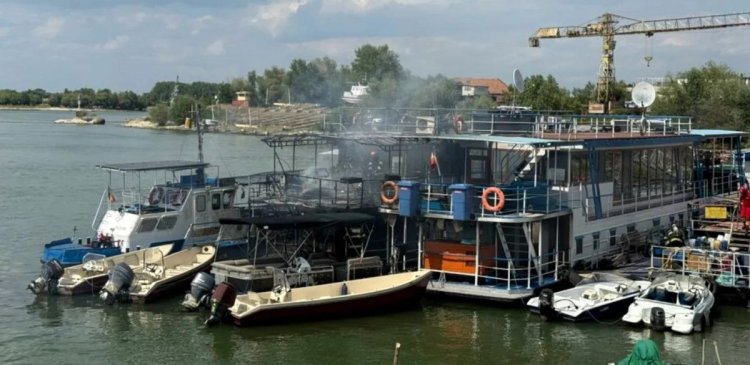 Alertă pe faleza din Tulcea! Mai multe pontoane și ambarcațiuni au luat foc