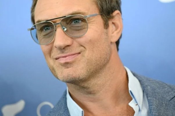 Jude Law spune la Mostra că nu i-a fost frică să se strecoare în pielea lui Vladimir Putin