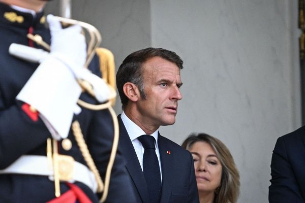 În Franța miroase a „revoluție”. Macron și Parlamentul sunt cu spatele la zid