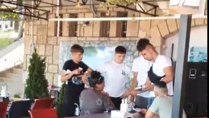 La Debarcaderul din Eforie Nord angajații își cumpără chiloți în timp ce clienții așteaptă la mese! Video 