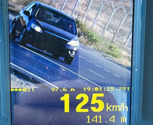 Șofer vitezoman, de 48 de ani, prins conducând cu 125 de km/h, în zona localității Sibioara