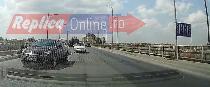 Un sofer a fost surprins sfidand moartea si regulile de circulatie, intre Neptun si Mangalia. Video Un sofer a fost surprins sfidand moartea si regulile de circulatie, intre Neptun si Mangalia. Video