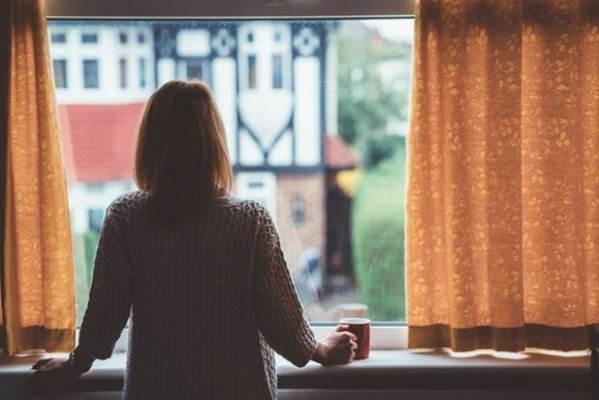 Hikikomori - un fenomen social alarmant! Tot mai mulți tineri aleg izolarea completă în propriile camere