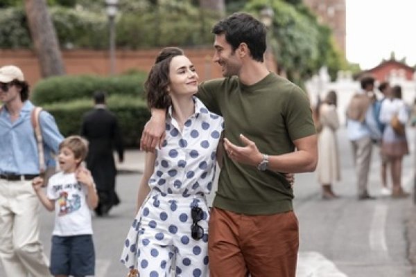 Au apărut primele imagini din sezonul 5 al serialului „Emily in Paris“