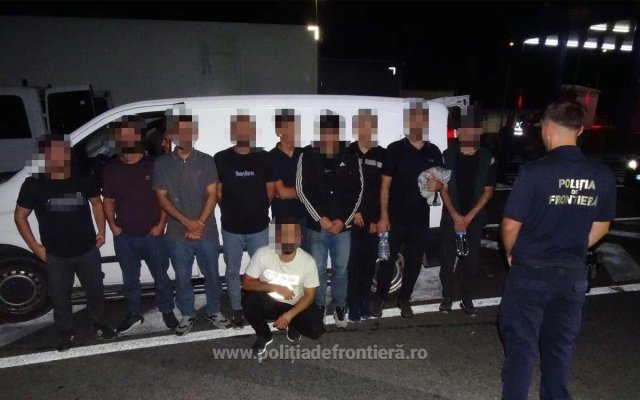 Zece migranți depistați într-un microbuz care venea din Bulgaria. Video