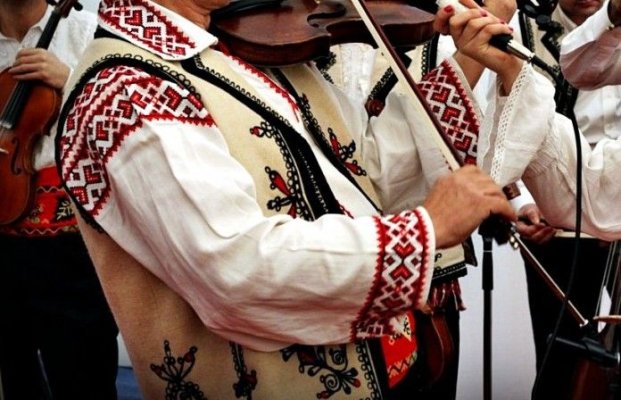Mai mulți cântăreți de muzică populară au încasat bani în pandemie cu declarații false. Ce pedepse au primit