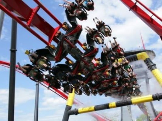 Accident șocant într-un parc de distracții: Un carusel plin de copii s-a prăbușit 