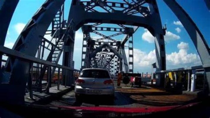 Minivacanța de 15 august aduce haos pe străzi. Șoferii se confruntă cu timpi mari de așteptare la Podul Prieteniei