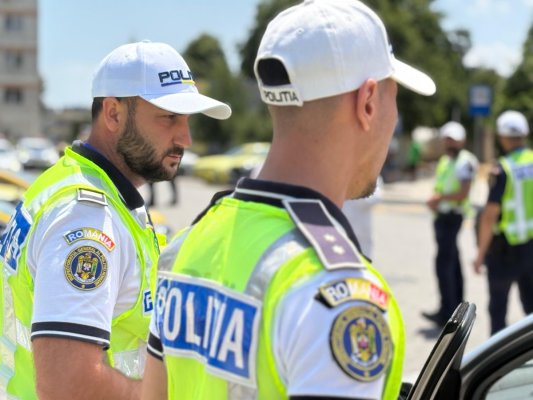 Doi bărbați urmăriți penal au fost aduși în țară de polițiști