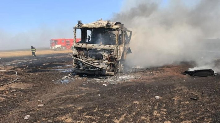 O maşină de pompieri a fost distrusă de un incendiu în timp ce se deplasa către o intervenție