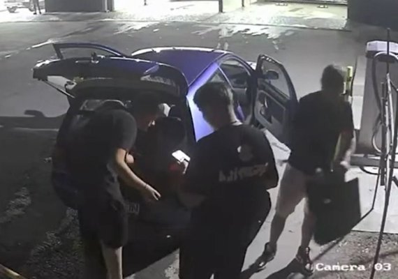 La spălătoriile self wash, dacă nu ești atent... ești „curățat“ de covorașele mașinii. Video