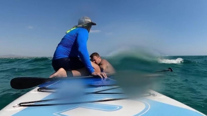 Familie de români salvată de la înec în Grecia de un surfer. Video