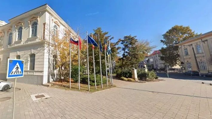Primăria Tulcea a arborat drapelul Rusiei din fața unei clădiri publice