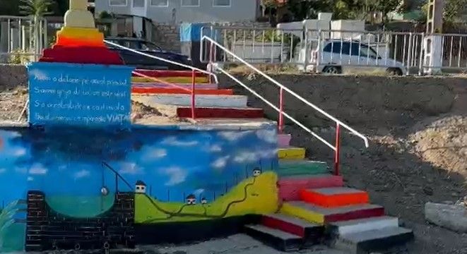 Primarul comunei Ion Corvin a „mutilat“ o cismea veche vopsind-o in culorile curcubeului. Video Primarul comunei Ion Corvin a „mutilat“ o cismea veche vopsind-o in culorile curcubeului. Video