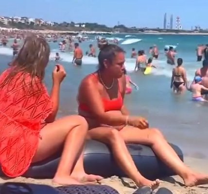 Culmea nesimțirii! Turiștii sparg semințe pe plaja din Costinești... ca pe stadion! Video 