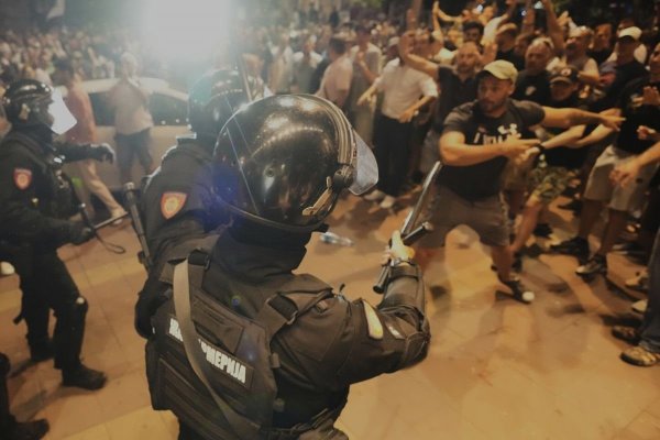 Serbia este în pragul unui război civil: Violențe extrem pe străzile Belgradului. Video