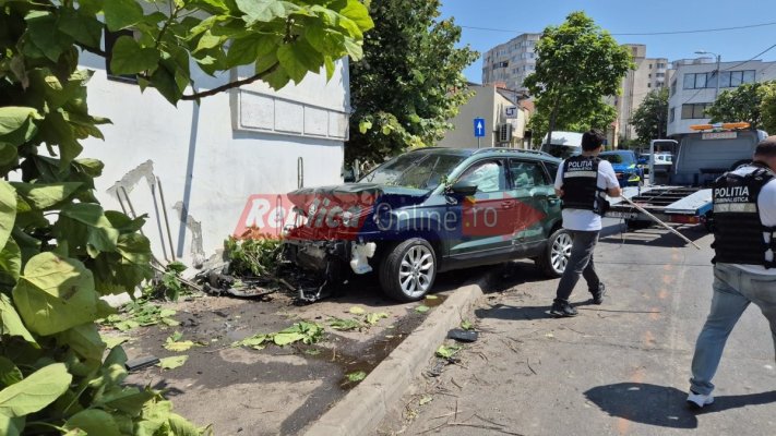 Accident grav în Coiciu! Un autoturism a intrat în zidul unei case, șoferul a ajuns la spital! Video