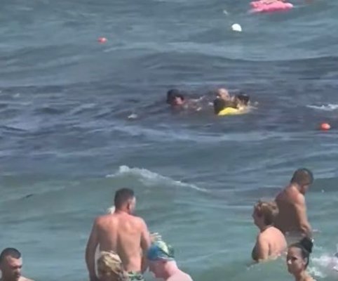 Un adult și un copil, salvați în ultima clipă de salvamari din marea învolburată, la Eforie! Video