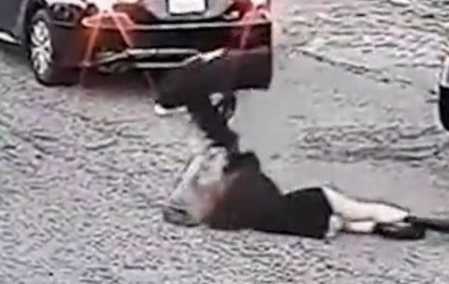 O femeie a fost târâtă 2 kilometri cu mâinile legate de maşină până a decedat. Video 