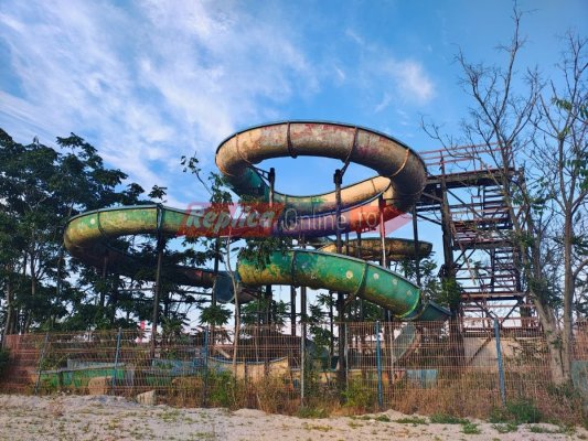 Pe toboganul dezafectat din Mamaia, nesimțirea a luat-o de mulți ani la vale ! Video