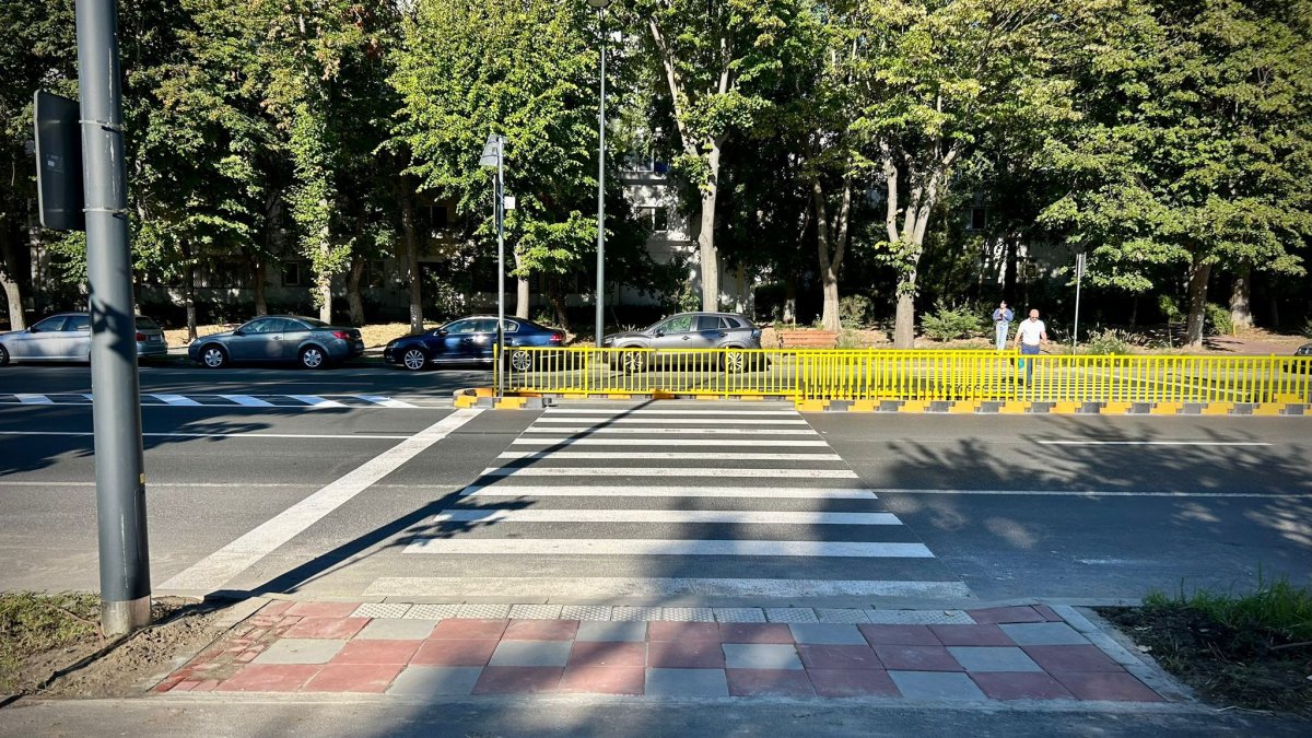 Trei treceri de pietoni, de pe Bd. Lapusneanu, au fost amenajate cu scuaruri Trei treceri de pietoni, de pe Bd. Lapusneanu, au fost amenajate cu scuaruri