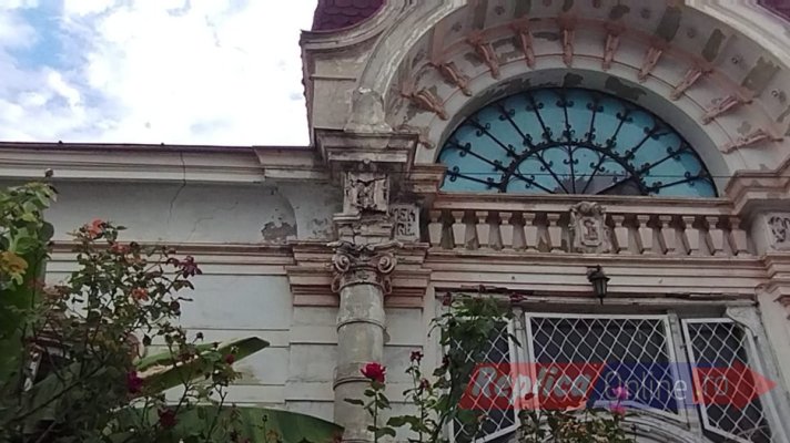 Face cineva ceva? Mai multe imobile istorice de pe str. Mihail Kogălniceanu sunt un adevărat pericol pentru trecători! Video
