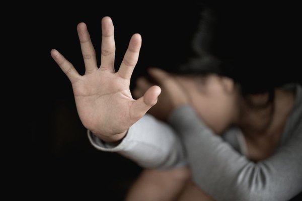 Un profesor de religie a fost reținut pentru viol asupra unei eleve de 14 ani