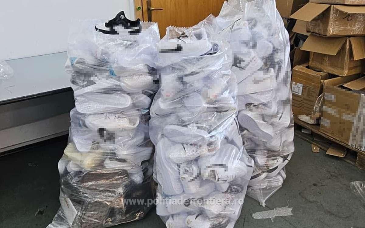 Marfuri contrafacute, in valoare de 469.500 lei, descoperite de politistii de frontiera pe ruta Turcia-Romania Marfuri contrafacute, in valoare de 469.500 lei, descoperite de politistii de frontiera pe ruta Turcia-Romania