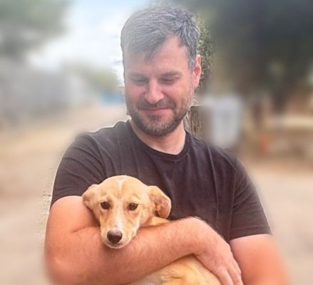 Încă doi căței și-au găsit familii iubitoare