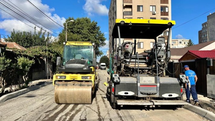  Lucrările de reabilitare a carosabilului pe strada Izvor se apropie de final