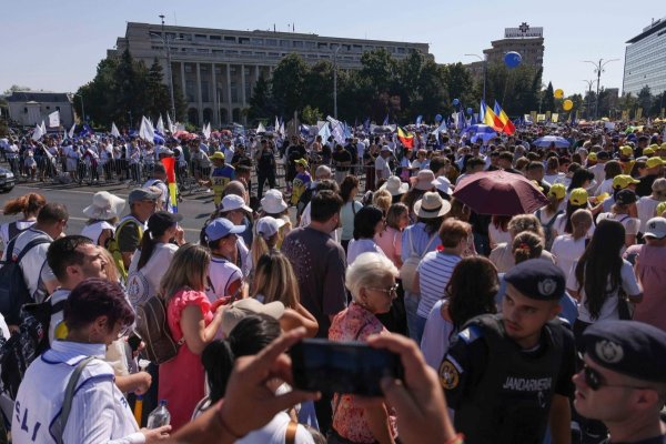 Profesorii au organizat protest de amploare în prima zi de școală. Mii de dascăli din toată țara au pornit în marș spre Cotroceni