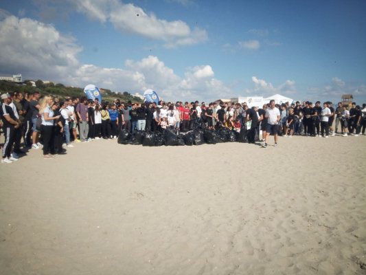 Voluntarii din cadrul ONG-ului Let’s Do It, Romania!  și angajașii Polaris au ecologizat plaja Modern