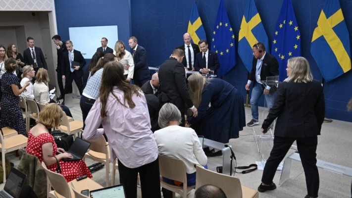 Momente de panică! Ministra suedeză a sănătății s-a prăbușit în timpul unei conferințe. Video